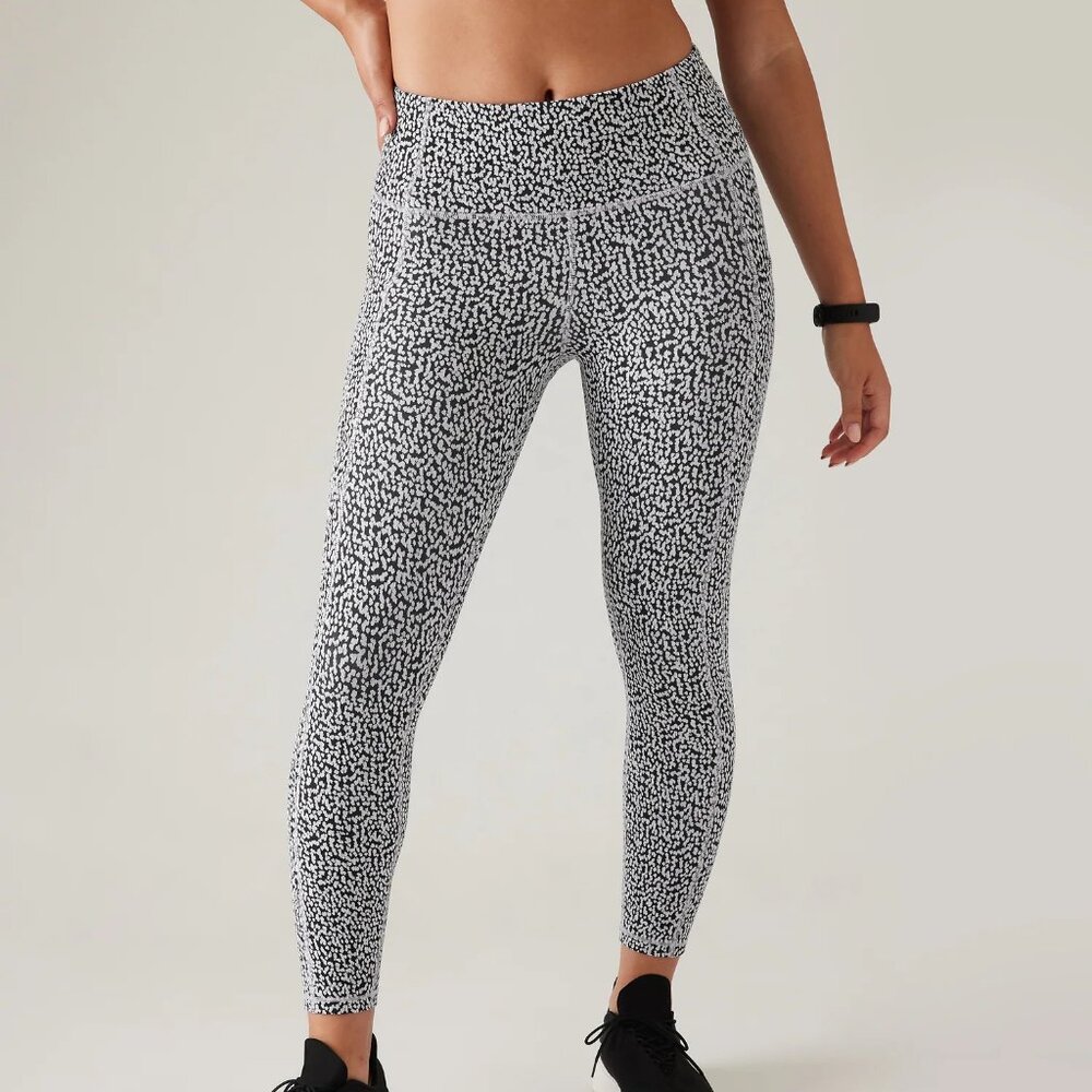 Athleta XS Ultimate Stash Textured 7/8 Tight Leggings Pockets Black White